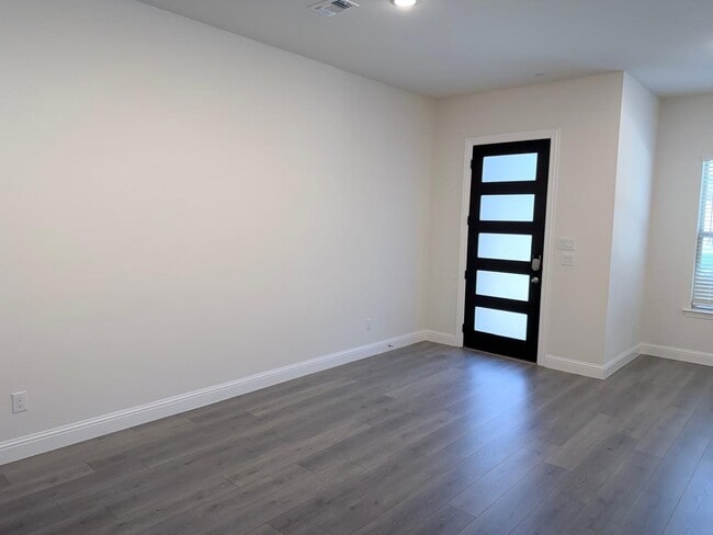Building Photo - 4717 Piedras Lanzar Dr