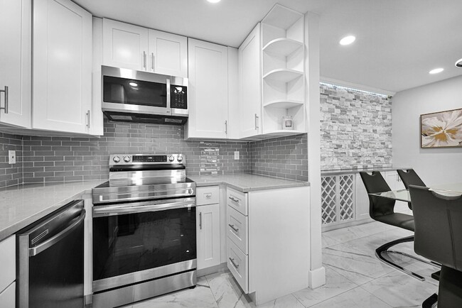 Photo - 6279 Bay Club Dr Apartment