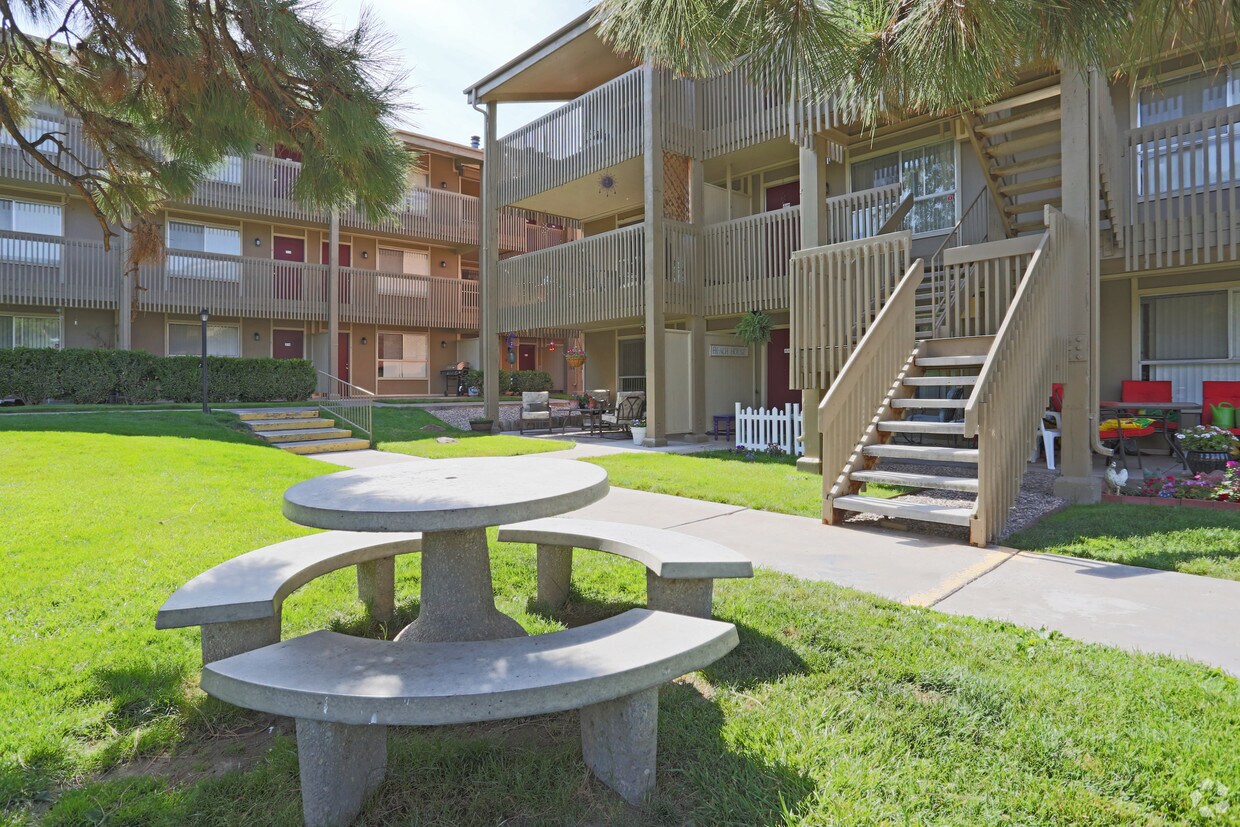 The Lakes Apartments 4800 San Mateo Ln NE Albuquerque, NM