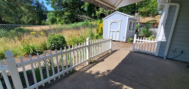 Building Photo - Large 4 Bedroom Home in West Salem