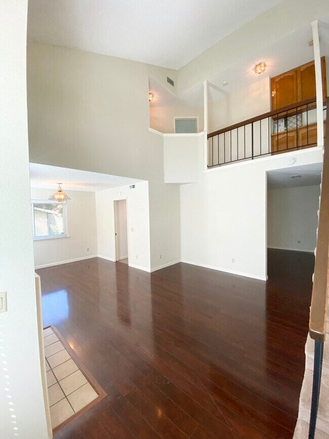Foto del edificio - Lovely four bedroom home in quiet area! 74...