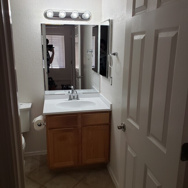 Building Photo - 907 S Lola Ln