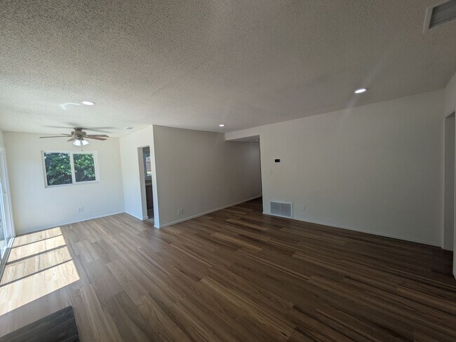 Foto del edificio - Freshly Remodeled Home Just Steps from Dow...
