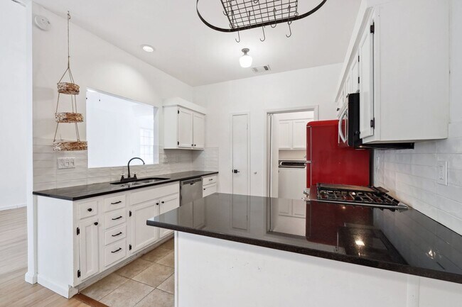 Foto del edificio - 6501 Brush Country Rd