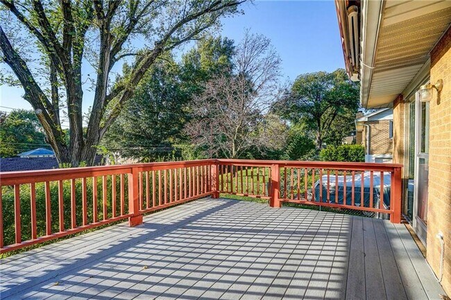 Foto del edificio - Coming Soon - Charming 3-Bedroom Home with Fenced Yard & Spacious Deck in Kansas City