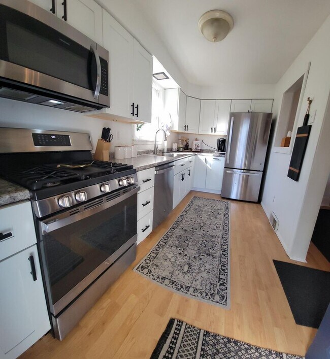 Foto del edificio - 3-bedroom, 1-bathroom home located on the picturesque Neville Island, PA.