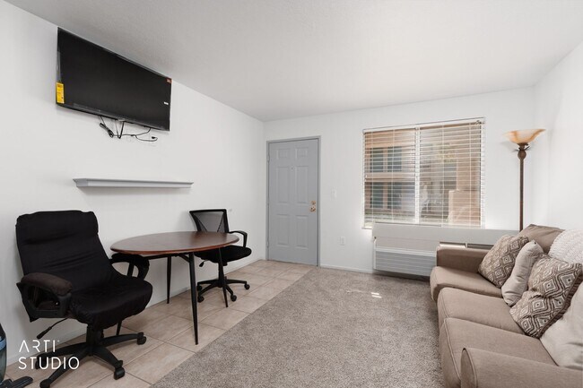 Foto del edificio - Fully furnished one-bedroom apartment located on the ground level