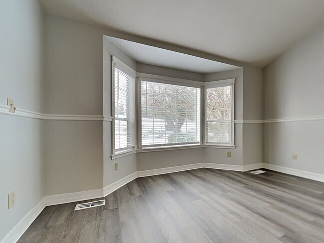 Building Photo - 1722 Mapleview Ct NE
