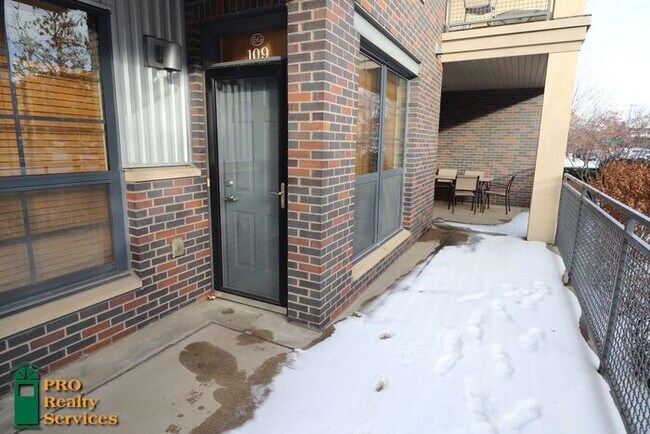 Building Photo - 1 Bedroom Condo with Move in Special!