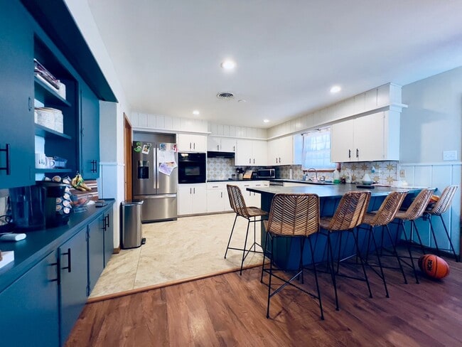 Building Photo - PRE-LEASING FOR SUMMER: Check out this Mod...