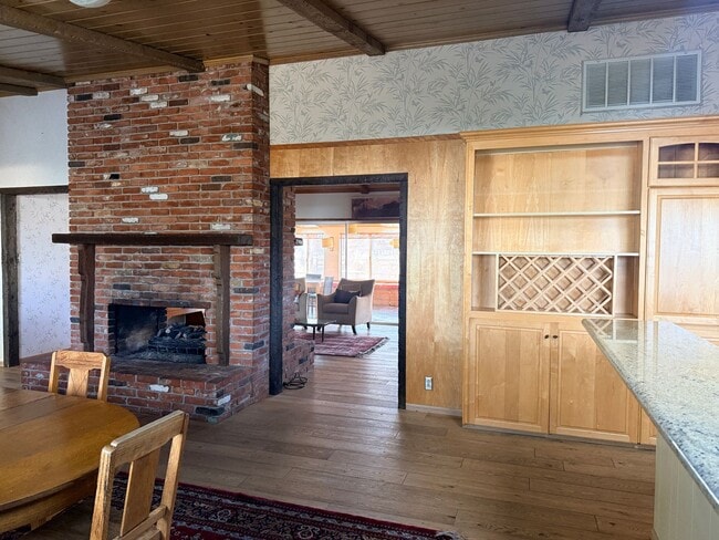 Foto del edificio - Mid-Century Brick Home in Indian Creek- Furnished | 2,366 Sq Ft