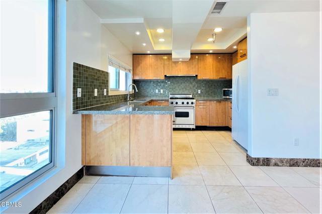 Foto del edificio - 702 S Serrano Ave