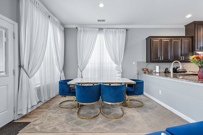 Foto del edificio - 717 Whippoorwill Dr