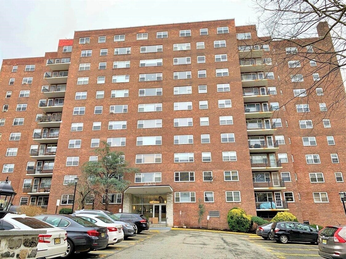 700 JFK Blvd E Unit 1E, Weehawken, NJ 07086 Room for Rent in