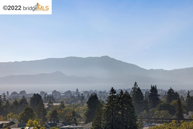 Building Photo - 5727 Country Club Dr