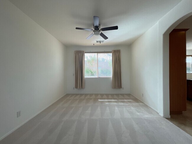 Building Photo - BEAUTIFUL HOME IN GATED COMMUNITY WITH POOL!