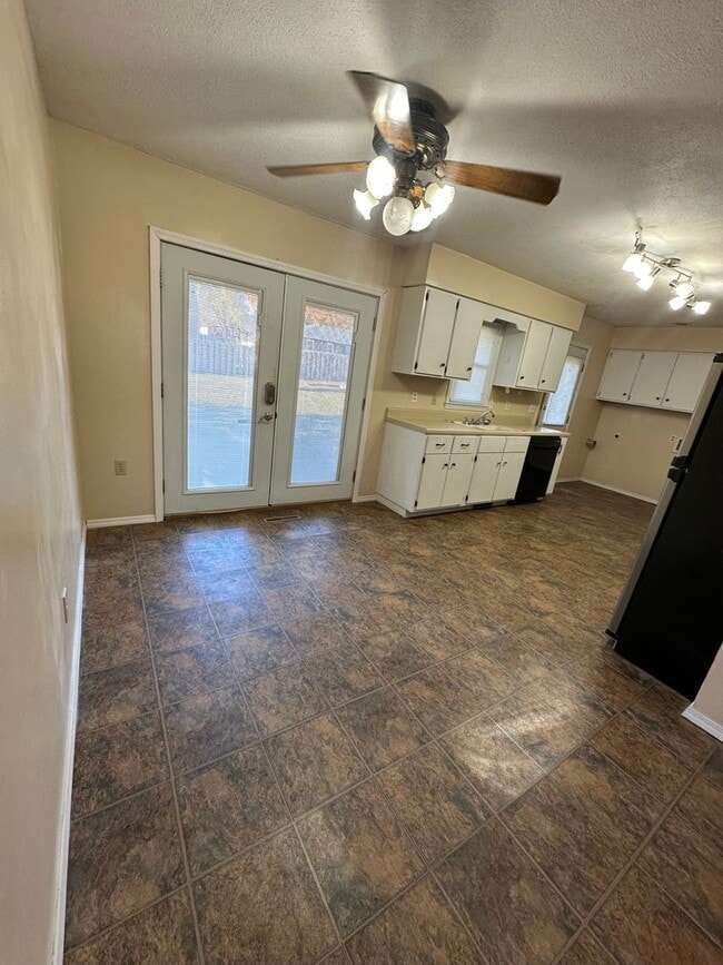 Building Photo - Beautiful Home, Beautiful Neighborhood - J...