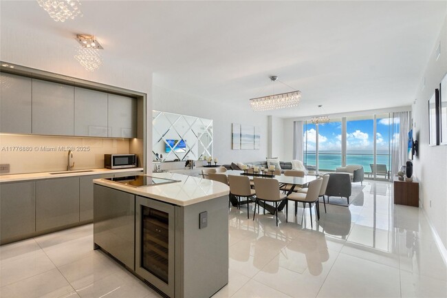 Foto del edificio - 18975 Collins Ave