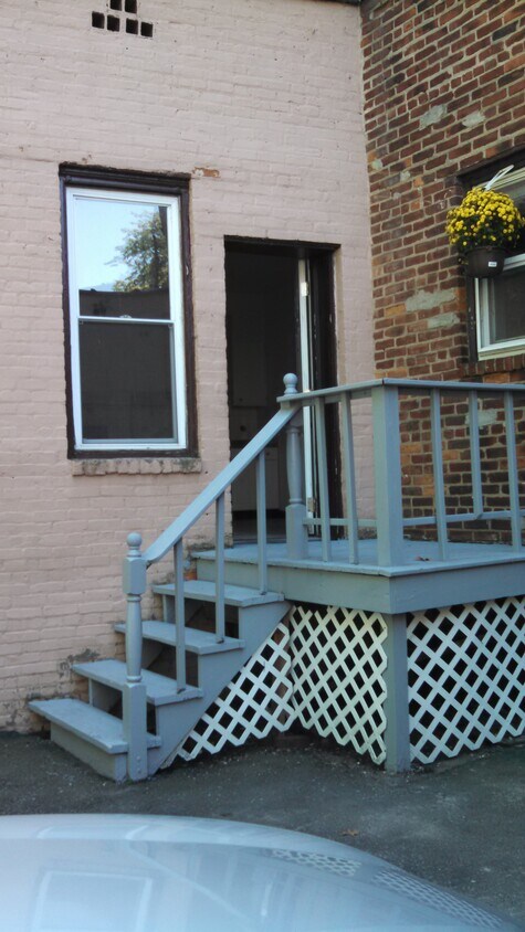 Separate private entrance - 31 Park Ave
