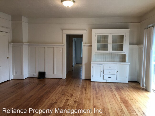 Building Photo - 421-427 NE Schuyler St