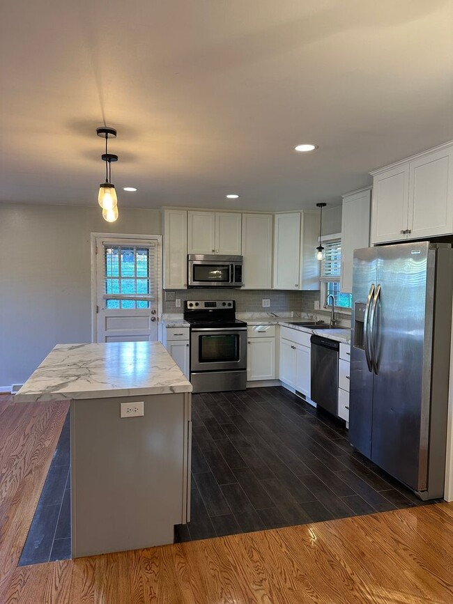 Building Photo - 3 bedrooms 2 baths, Split Level in the loc...