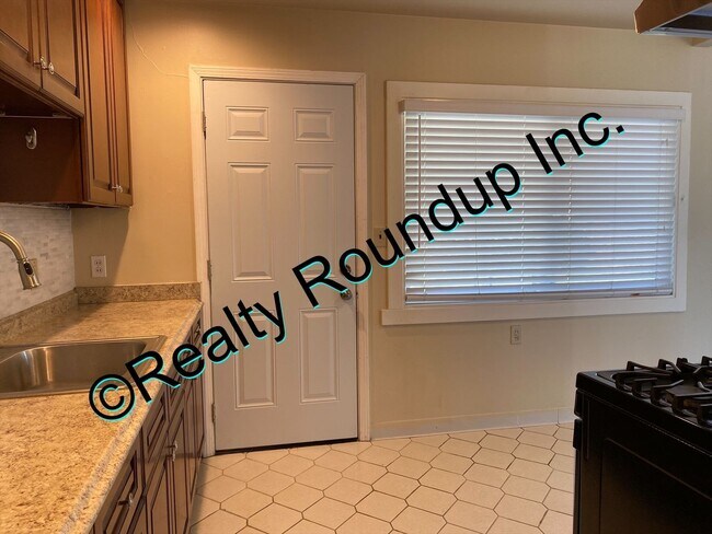 Foto del edificio - COMING SOON! Midtown Stockton, Three Bed, One Bath, One Car Garage.