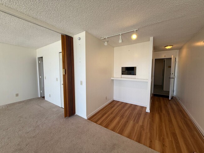 Building Photo - Hale Luana 1 bedroom 1 bath with 1 assigne...