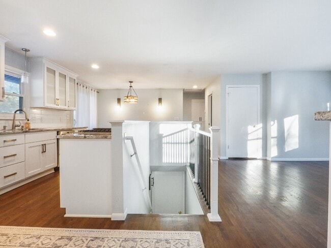 Building Photo - Open and Updated 2-Bed Home with Granite & Hardwood  in Arden Hills! Pets welcome