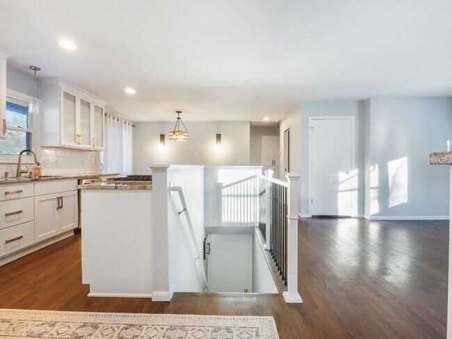 Foto del edificio - Open and Updated 2-Bed Home with Granite & Hardwood  in Arden Hills! Pets welcome