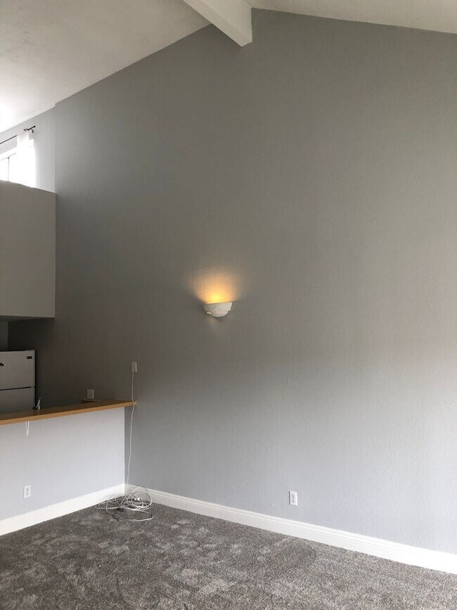Foto del edificio - Mission Verde Top Floor-End Unit Loft Bedroom Condo in the Heart of Mission Valley near SnapDrago...