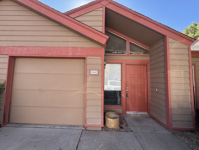 Foto principal - The Pines Townhome - Garage