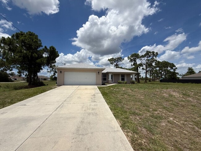 Building Photo - 3 bedroom 2 bathroom Single Family Home