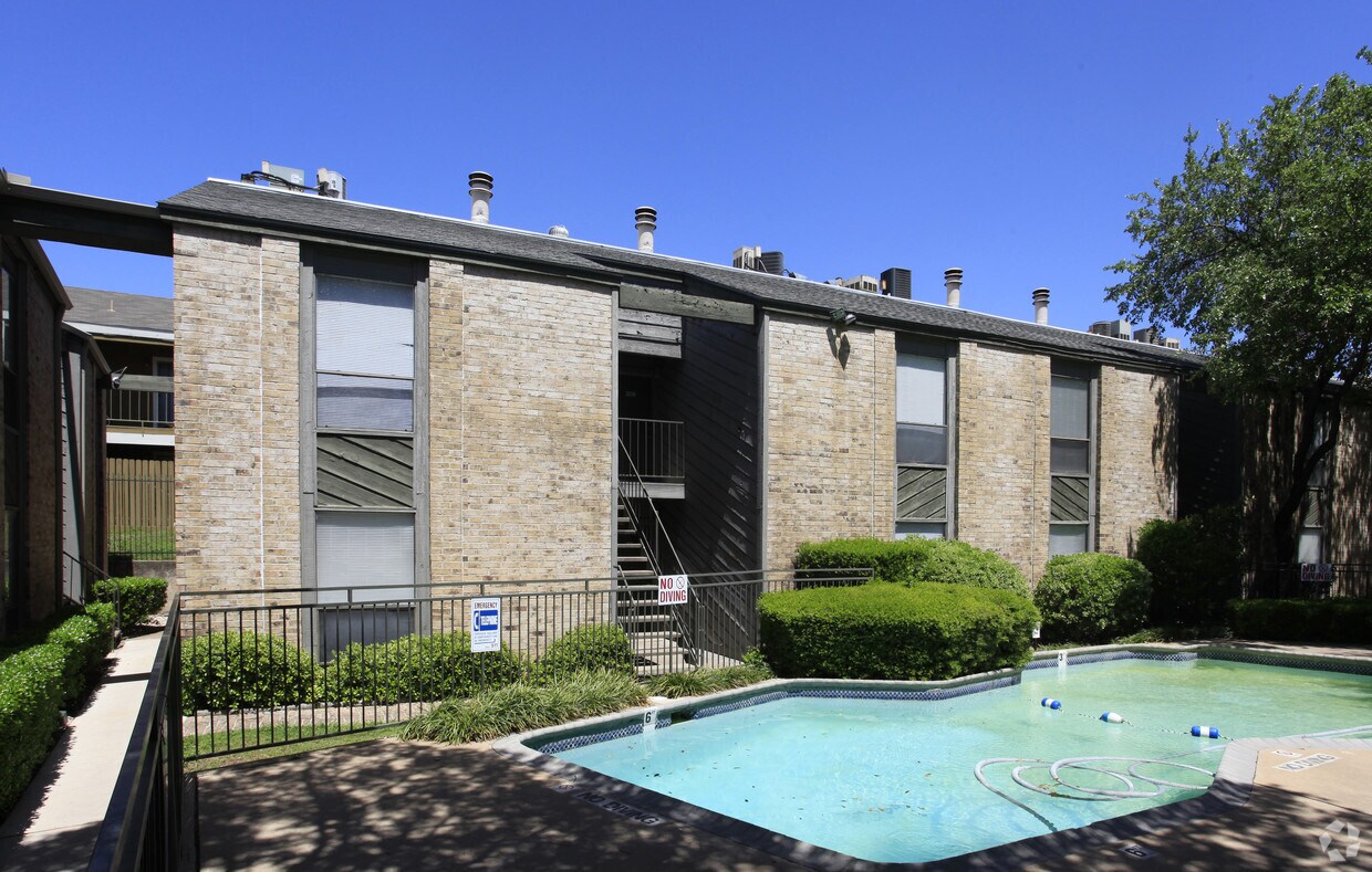 Piscina - Garden Path