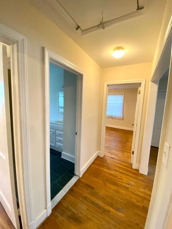 Building Photo - 2106 Hampstead Ave