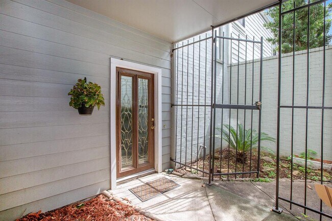Building Photo - 9538 Val Verde St