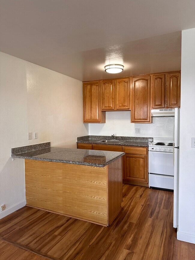 Kitchen - 2850 Sneath Ln