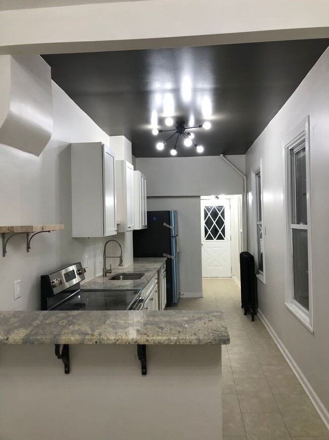 Building Photo - Fully renovated 3 bedrooms 1.5 bath with f...