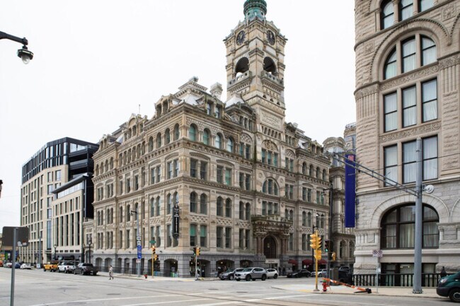 Foto del edificio - 225 E Michigan St