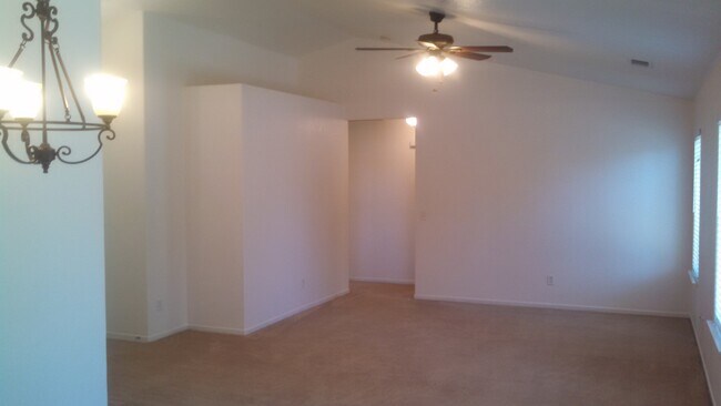 Foto del edificio - Beautiful home located in a court!