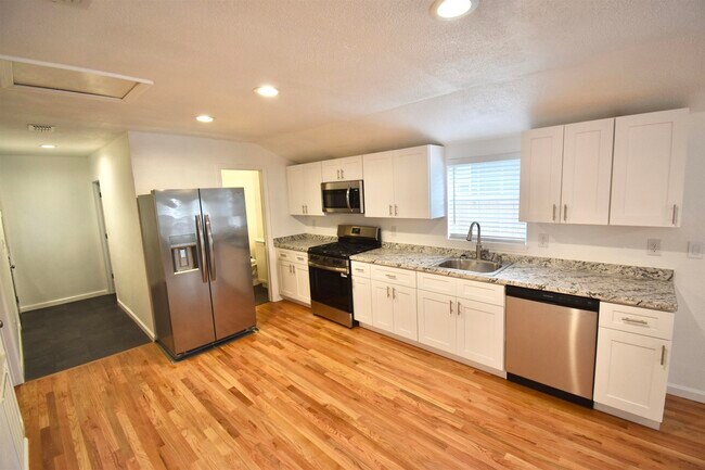 Foto del edificio - 734 W 7th Ave