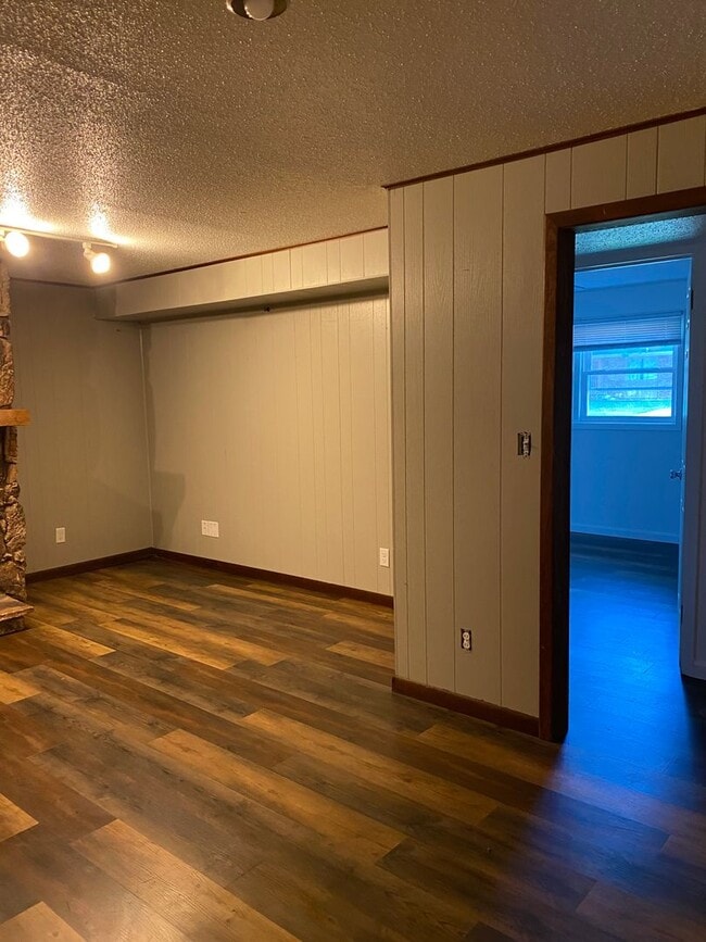 Building Photo - West side location 4br 2.5bth Finished Basement 2crg