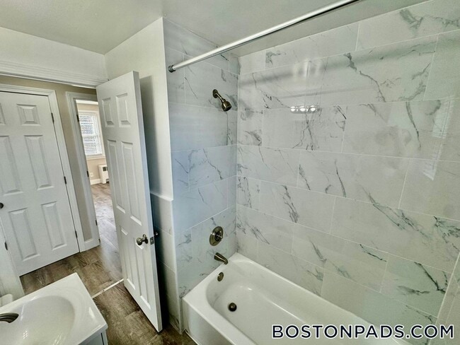 Foto del edificio - 120 Shawomet Ave