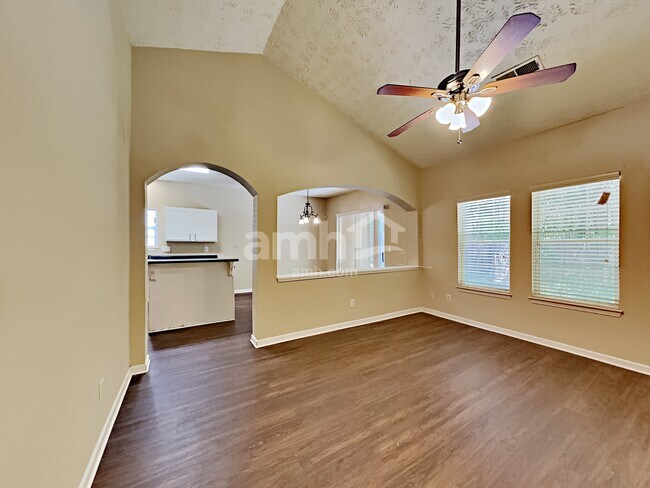 Foto del edificio - 6812 Bridgewood Dr