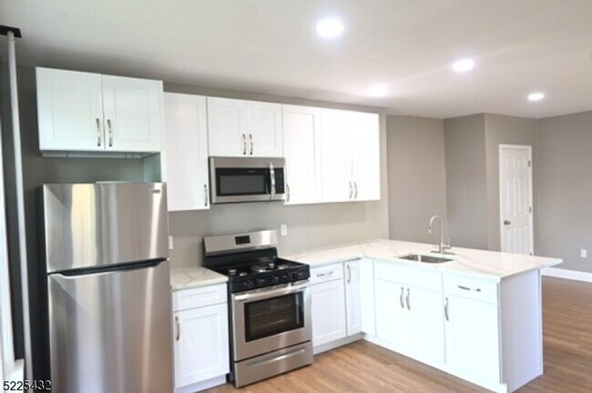Building Photo - 10 Olyphant Pl