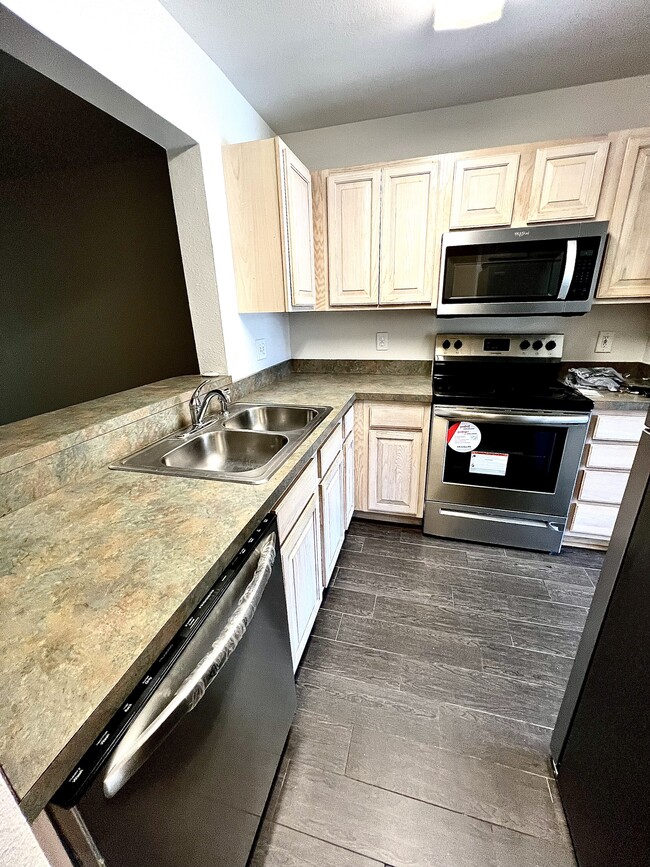 Kitchen with new appliances 2022 - 1476 Highland Ridge Cir