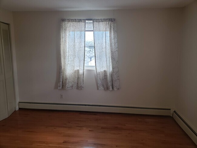 bedroom view 2 - 100 Quarry St