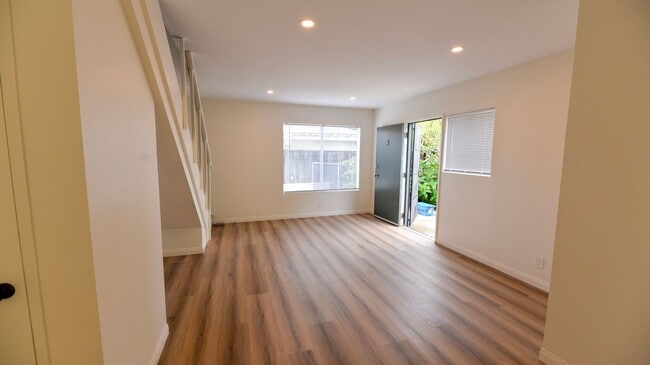 Building Photo - 218 Avenida Rosa