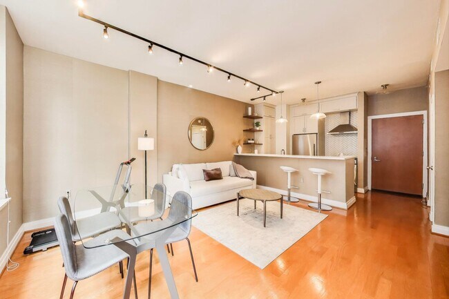 Foto del edificio - Beautiful 1 bedroom + 1 Ba + Garage space ...