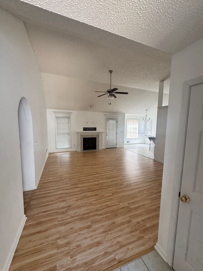 Building Photo - Single-family 3bd/2ba