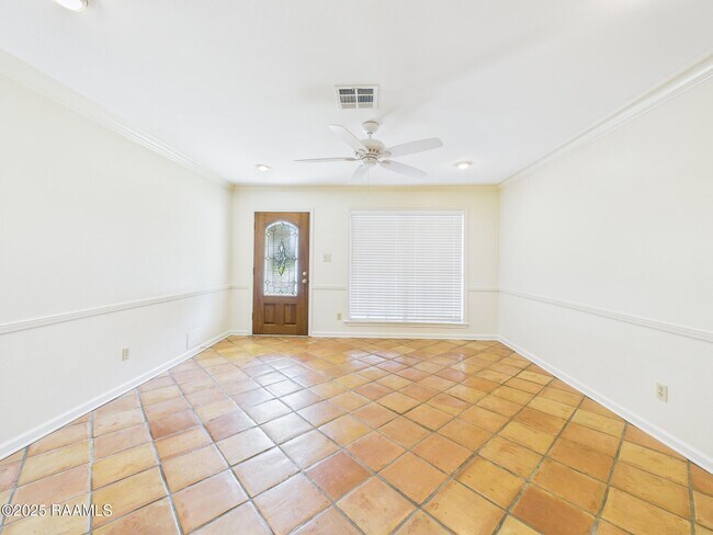 Building Photo - 302 Lark Dr